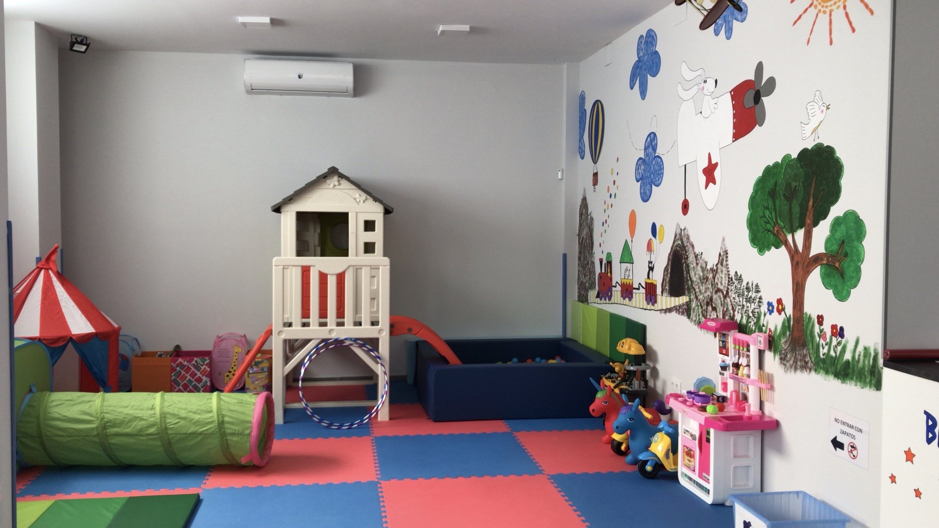 Zona infantil con piscina de bolas y casita