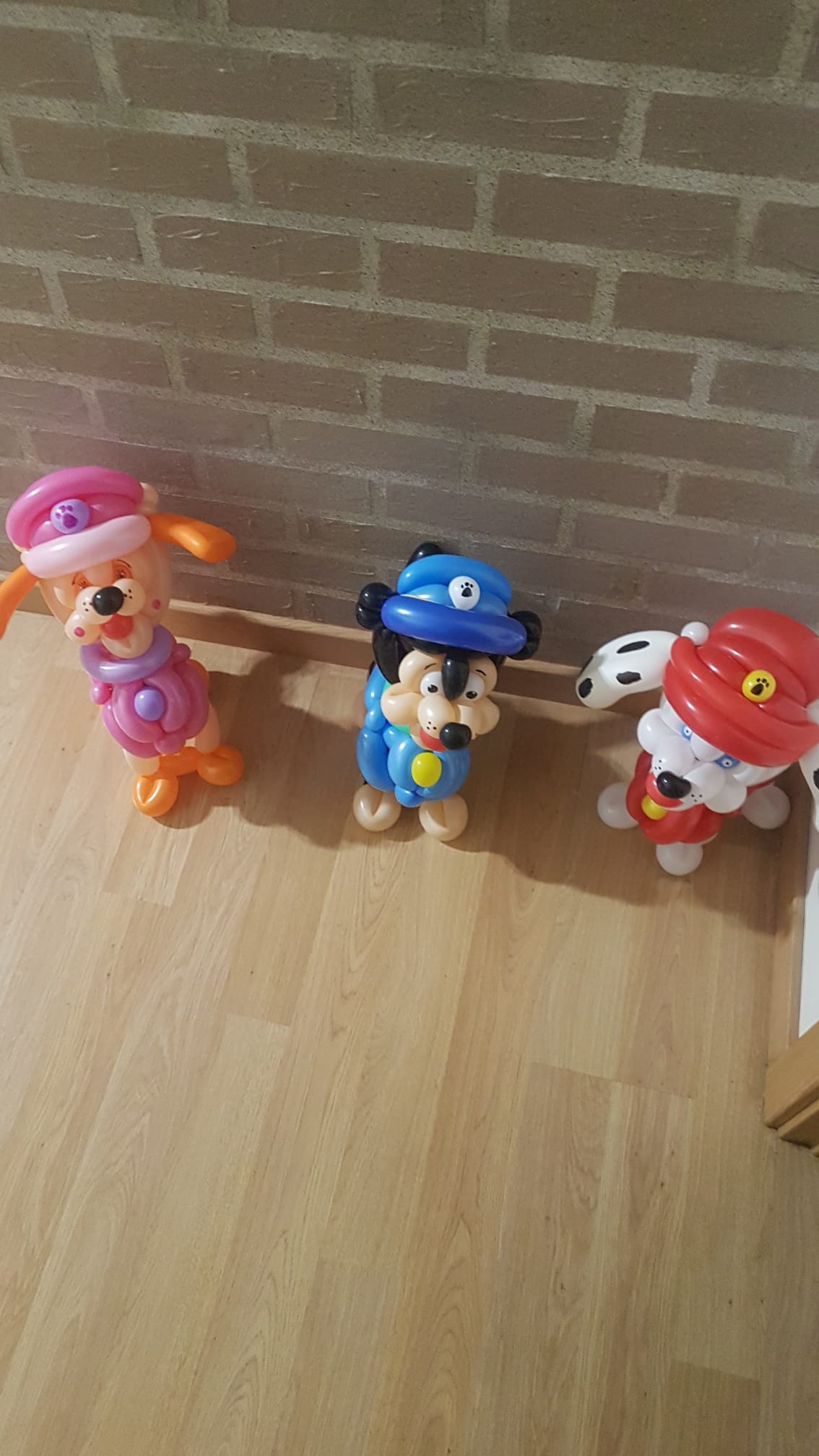 Figuras de personajes en globos